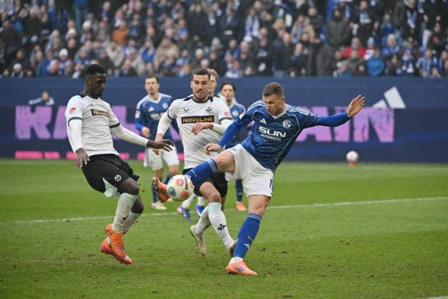 Edin Dzeko (FC Schalke 04), re., erzielt das Tor zum 1:2 25.01.2026, Fussball 2. Bundesliga, Saison 2025 2026, 19. Spieltag, FC Schalke 04 - 1. FC Kaiserslautern DFL regulations prohibit any use of photographs as image sequences and or quasi-video Gelsenkirchen Veltins Arena Nordrhein Westfalen Deutschland