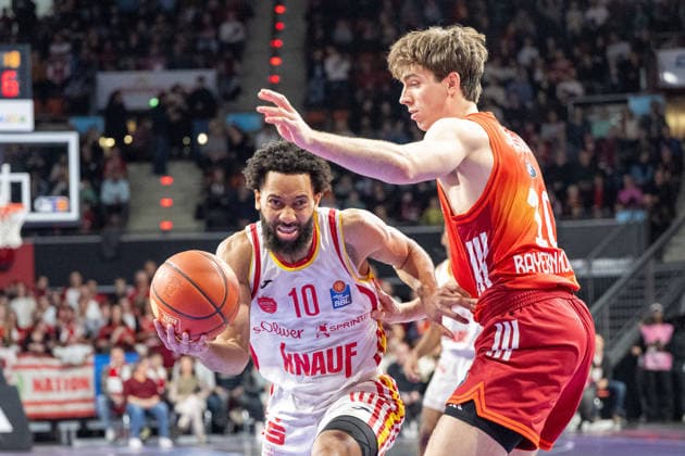 Davion Mintz 10 (Fitness First Wuerzburg Baskets) im Zweikampf mit Justin Jessup 10 (FC Bayern Basketball), FC Bayern Basketball vs. Fitness First Wuerzburg Baskets, BBL, Hauptrunde, 25.01.2026 Muenchen Bayern Deutschland