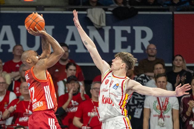 Isiaha Mike 22 (FC Bayern Basketball) im Zweikampf mit Christian Skladanowski 19 (Fitness First Wuerzburg Baskets), FC Bayern Basketball vs. Fitness First Wuerzburg Baskets, BBL, Hauptrunde, 25.01.2026 Muenchen Bayern Deutschland