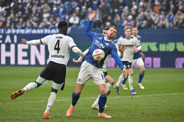 Edin Dzeko (FC Schalke 04), re., erzielt das Tor zum 1:2 25.01.2026, Fussball 2. Bundesliga, Saison 2025 2026, 19. Spieltag, FC Schalke 04 - 1. FC Kaiserslautern DFL regulations prohibit any use of photographs as image sequences and or quasi-video Gelsenkirchen Veltins Arena Nordrhein Westfalen Deutschland