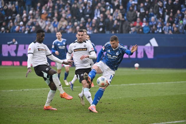 Edin Dzeko (FC Schalke 04), re., erzielt das Tor zum 1:2 25.01.2026, Fussball 2. Bundesliga, Saison 2025 2026, 19. Spieltag, FC Schalke 04 - 1. FC Kaiserslautern DFL regulations prohibit any use of photographs as image sequences and or quasi-video Gelsenkirchen Veltins Arena Nordrhein Westfalen Deutschland