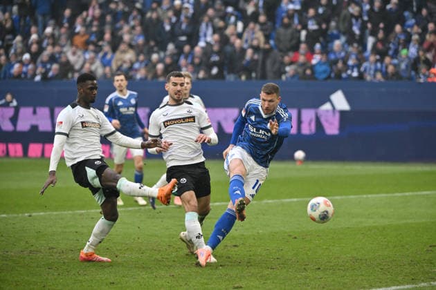 Edin Dzeko (FC Schalke 04), re., erzielt das Tor zum 1:2 25.01.2026, Fussball 2. Bundesliga, Saison 2025 2026, 19. Spieltag, FC Schalke 04 - 1. FC Kaiserslautern DFL regulations prohibit any use of photographs as image sequences and or quasi-video Gelsenkirchen Veltins Arena Nordrhein Westfalen Deutschland
