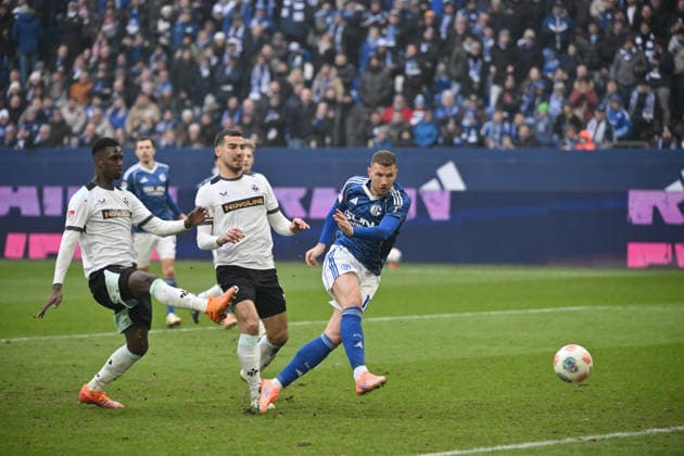 Edin Dzeko (FC Schalke 04), re., erzielt das Tor zum 1:2 25.01.2026, Fussball 2. Bundesliga, Saison 2025 2026, 19. Spieltag, FC Schalke 04 - 1. FC Kaiserslautern DFL regulations prohibit any use of photographs as image sequences and or quasi-video Gelsenkirchen Veltins Arena Nordrhein Westfalen Deutschland