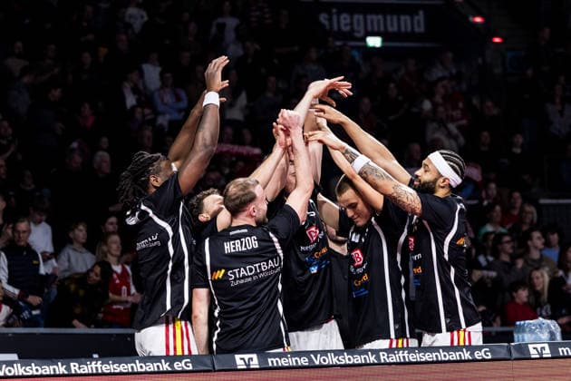 easyCredit Basketball Bundesliga, FC Bayern München - Fitness First Würzburg Baskets; 25.01.2026 Die Bank der Fitness First Würzburg Baskets hyped sich auf das Spiel ein easyCredit Basketball Bundesliga, FC Bayern München - Fitness First Würzburg Baskets; München, BMW Park am 25.01.2026 Copyright: xBEAUTIFULxSPORTS Wunderlx