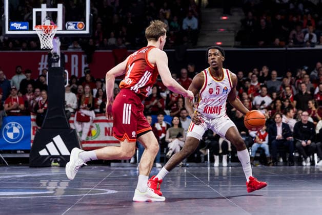 easyCredit Basketball Bundesliga, FC Bayern München - Fitness First Würzburg Baskets; 25.01.2026 Marcus Carr (Fitness First Würzburg Baskets, 5) am Ball, Justus Hollatz (FC Bayern München, 21) easyCredit Basketball Bundesliga, FC Bayern München - Fitness First Würzburg Baskets; München, BMW Park am 25.01.2026 Copyright: xBEAUTIFULxSPORTS Wunderlx