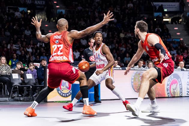 easyCredit Basketball Bundesliga, FC Bayern München - Fitness First Würzburg Baskets; 25.01.2026 Isiaha Mike (FC Bayern München, 22), Marcus Carr (Fitness First Würzburg Baskets, 5) am Ball, Leon Kratzer (FC Bayern München, 8) easyCredit Basketball Bundesliga, FC Bayern München - Fitness First Würzburg Baskets; München, BMW Park am 25.01.2026 Copyright: xBEAUTIFULxSPORTS Wunderlx