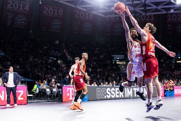easyCredit Basketball Bundesliga, FC Bayern München - Fitness First Würzburg Baskets; 25.01.2026 Davion Mintz (Fitness First Würzburg Baskets, 10) im Wurf, Justinian Jessup (FC Bayern München, 10) easyCredit Basketball Bundesliga, FC Bayern München - Fitness First Würzburg Baskets; München, BMW Park am 25.01.2026 Copyright: xBEAUTIFULxSPORTS Wunderlx