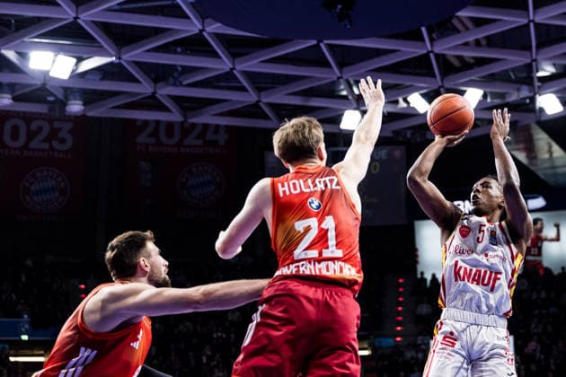 easyCredit Basketball Bundesliga, FC Bayern München - Fitness First Würzburg Baskets; 25.01.2026 Marcus Carr (Fitness First Würzburg Baskets, 5) im Wurf, Leon Kratzer (FC Bayern München, 8) und Justus Hollatz (FC Bayern München, 21) in der Defense easyCredit Basketball Bundesliga, FC Bayern München - Fitness First Würzburg Baskets; München, BMW Park am 25.01.2026 Copyright: xBEAUTIFULxSPORTS Wunderlx