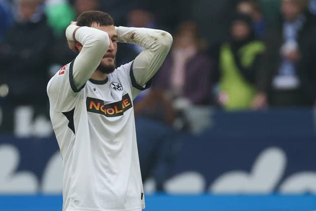 2. Bundesliga - FC Schalke 04 - 1. FC Kaiserslautern am 25.01.2026 in der Veltins-Arena auf Schalke Atanas Chernev (Kaiserslautern 16) unzufrieden, enttäuscht, enttaeuscht, niedergeschlagen.