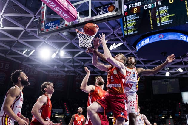 easyCredit Basketball Bundesliga, FC Bayern München - Fitness First Würzburg Baskets; 25.01.2026 Niels Giffey (FC Bayern München, 5) und Jonathan Stove (Fitness First Würzburg Baskets, 22) kämpfen um den Rebound easyCredit Basketball Bundesliga, FC Bayern München - Fitness First Würzburg Baskets; München, BMW Park am 25.01.2026 Copyright: xBEAUTIFULxSPORTS Wunderlx