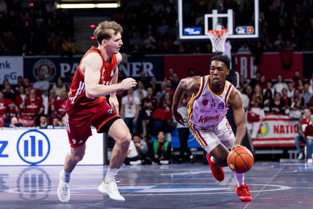 easyCredit Basketball Bundesliga, FC Bayern München - Fitness First Würzburg Baskets; 25.01.2026 Justus Hollatz (FC Bayern München, 21), Marcus Carr (Fitness First Würzburg Baskets, 5) am Ball easyCredit Basketball Bundesliga, FC Bayern München - Fitness First Würzburg Baskets; München, BMW Park am 25.01.2026 Copyright: xBEAUTIFULxSPORTS Wunderlx