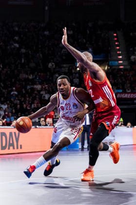 easyCredit Basketball Bundesliga, FC Bayern München - Fitness First Würzburg Baskets; 25.01.2026 Jonathan Stove (Fitness First Würzburg Baskets, 22) am Ball, Isiaha Mike (FC Bayern München, 22) easyCredit Basketball Bundesliga, FC Bayern München - Fitness First Würzburg Baskets; München, BMW Park am 25.01.2026 Copyright: xBEAUTIFULxSPORTS Wunderlx