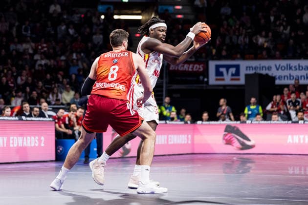 easyCredit Basketball Bundesliga, FC Bayern München - Fitness First Würzburg Baskets; 25.01.2026 Charles Thompson (Fitness First Würzburg Baskets, 32) am Ball, Leon Kratzer (FC Bayern München, 8) easyCredit Basketball Bundesliga, FC Bayern München - Fitness First Würzburg Baskets; München, BMW Park am 25.01.2026 Copyright: xBEAUTIFULxSPORTS Wunderlx