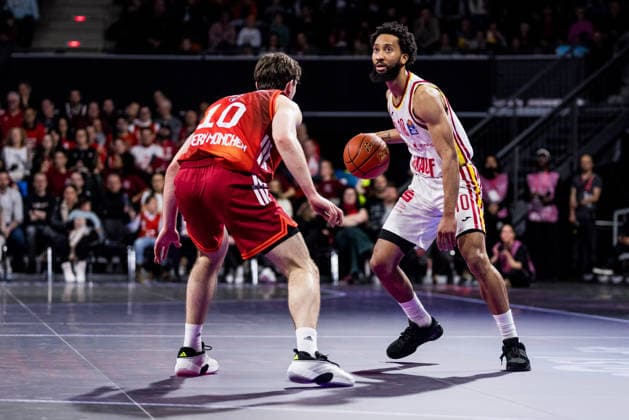 easyCredit Basketball Bundesliga, FC Bayern München - Fitness First Würzburg Baskets; 25.01.2026 Davion Mintz (Fitness First Würzburg Baskets, 10) am Ball, Justinian Jessup (FC Bayern München, 10) easyCredit Basketball Bundesliga, FC Bayern München - Fitness First Würzburg Baskets; München, BMW Park am 25.01.2026 Copyright: xBEAUTIFULxSPORTS Wunderlx