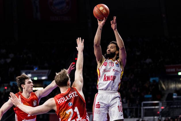 easyCredit Basketball Bundesliga, FC Bayern München - Fitness First Würzburg Baskets; 25.01.2026 Justinian Jessup (FC Bayern München, 10), Justus Hollatz (FC Bayern München, 21), Davion Mintz (Fitness First Würzburg Baskets, 10) im Wurf easyCredit Basketball Bundesliga, FC Bayern München - Fitness First Würzburg Baskets; München, BMW Park am 25.01.2026 Copyright: xBEAUTIFULxSPORTS Wunderlx