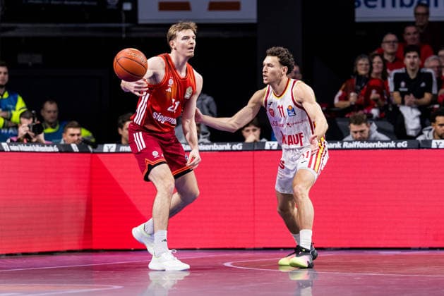 easyCredit Basketball Bundesliga, FC Bayern München - Fitness First Würzburg Baskets; 25.01.2026 Justus Hollatz (FC Bayern München, 21) am Ball, Brae Ivey (Fitness First Würzburg Baskets, 11) easyCredit Basketball Bundesliga, FC Bayern München - Fitness First Würzburg Baskets; München, BMW Park am 25.01.2026 Copyright: xBEAUTIFULxSPORTS Wunderlx