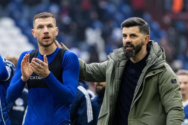 2. Fußball Bundesliga: FC Schalke 04 - 1. FC Kaiserslautern; 25.01.2026 Edin Dzeko (FC Schalke 04, 10), Miron Muslic (FC Schalke 04, Cheftrainer) 2. Fußball Bundesliga: FC Schalke 04 - 1. FC Kaiserslautern; Veltins-Arena, Gelsenkirchen; 25.01.2026 DFL regulations prohibit any use of photographs as image sequences and or quasi video.