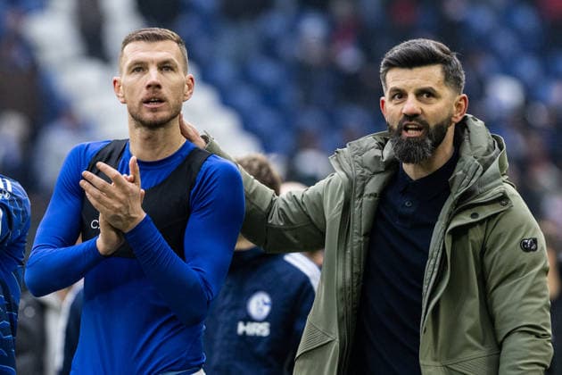 2. Fußball Bundesliga: FC Schalke 04 - 1. FC Kaiserslautern; 25.01.2026 Edin Dzeko (FC Schalke 04, 10), Miron Muslic (FC Schalke 04, Cheftrainer) 2. Fußball Bundesliga: FC Schalke 04 - 1. FC Kaiserslautern; Veltins-Arena, Gelsenkirchen; 25.01.2026 DFL regulations prohibit any use of photographs as image sequences and or quasi video.