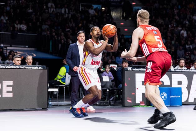 easyCredit Basketball Bundesliga, FC Bayern München - Fitness First Würzburg Baskets; 25.01.2026 Jonathan Stove (Fitness First Würzburg Baskets, 22) im Wurf, Niels Giffey (FC Bayern München, 5) easyCredit Basketball Bundesliga, FC Bayern München - Fitness First Würzburg Baskets; München, BMW Park am 25.01.2026 Copyright: xBEAUTIFULxSPORTS Wunderlx