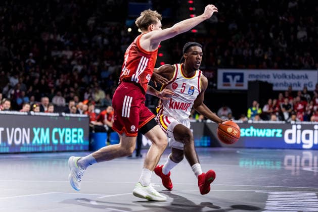 easyCredit Basketball Bundesliga, FC Bayern München - Fitness First Würzburg Baskets; 25.01.2026 Justus Hollatz (FC Bayern München, 21), Marcus Carr (Fitness First Würzburg Baskets, 5) am Ball easyCredit Basketball Bundesliga, FC Bayern München - Fitness First Würzburg Baskets; München, BMW Park am 25.01.2026 Copyright: xBEAUTIFULxSPORTS Wunderlx