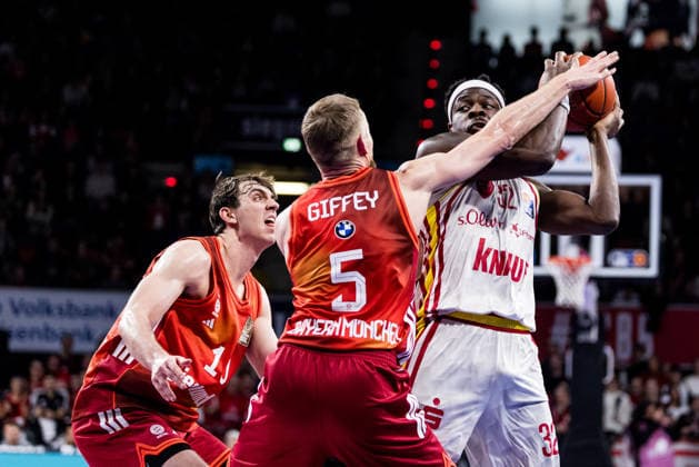 easyCredit Basketball Bundesliga, FC Bayern München - Fitness First Würzburg Baskets; 25.01.2026 Niels Giffey (FC Bayern München, 5), Charles Thompson (Fitness First Würzburg Baskets, 32) am Ball easyCredit Basketball Bundesliga, FC Bayern München - Fitness First Würzburg Baskets; München, BMW Park am 25.01.2026 Copyright: xBEAUTIFULxSPORTS Wunderlx