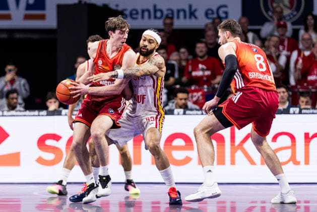 easyCredit Basketball Bundesliga, FC Bayern München - Fitness First Würzburg Baskets; 25.01.2026 Justinian Jessup (FC Bayern München, 10) am Ball, David Muenkat (Fitness First Würzburg Baskets, 55) easyCredit Basketball Bundesliga, FC Bayern München - Fitness First Würzburg Baskets; München, BMW Park am 25.01.2026 Copyright: xBEAUTIFULxSPORTS Wunderlx
