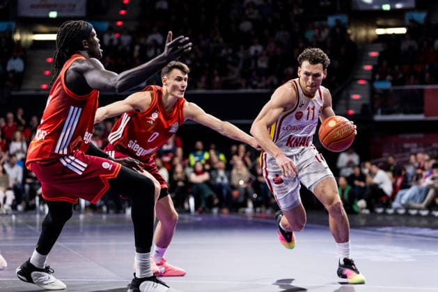 easyCredit Basketball Bundesliga, FC Bayern München - Fitness First Würzburg Baskets; 25.01.2026 Wenyen Gabriel (FC Bayern München, 32), Neno Dimitrijevic (FC Bayern München, 0), Brae Ivey (Fitness First Würzburg Baskets, 11) am Ball easyCredit Basketball Bundesliga, FC Bayern München - Fitness First Würzburg Baskets; München, BMW Park am 25.01.2026 Copyright: xBEAUTIFULxSPORTS Wunderlx