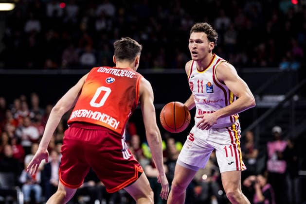 easyCredit Basketball Bundesliga, FC Bayern München - Fitness First Würzburg Baskets; 25.01.2026 Neno Dimitrijevic (FC Bayern München, 0), Brae Ivey (Fitness First Würzburg Baskets, 11) am Ball easyCredit Basketball Bundesliga, FC Bayern München - Fitness First Würzburg Baskets; München, BMW Park am 25.01.2026 Copyright: xBEAUTIFULxSPORTS Wunderlx