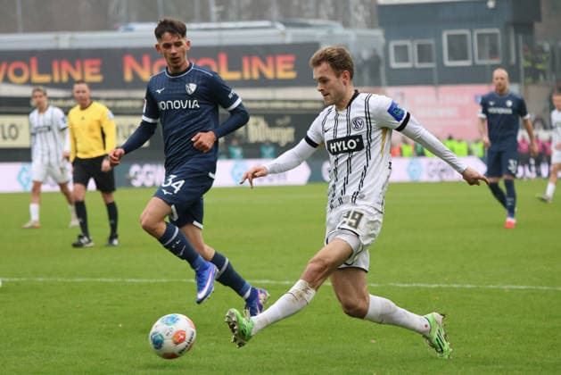 25.01.2026, Fussball, Herren, 2. Bundesliga, Saison 2025 2026, SV 07 Elversberg - VfL Bochum 1848, Tom Zimmerschied (SV 07 Elversberg), Cajetan Lenz (VfL Bochum 1848) Elversberg Ursapharm-Arena an der Kaiserlinde Saarland Deutschland (DEU)