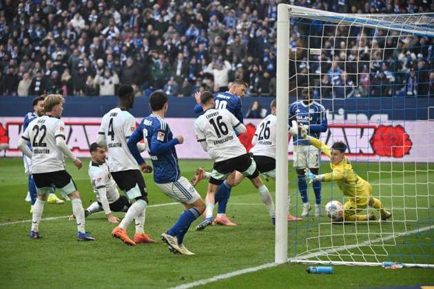 Kenan Karaman (FC Schalke 04), hinten links, erzielt das Tor zum 2:2, mitte Edin Dzeko (FC Schalke 04) 25.01.2026, Fussball 2. Bundesliga, Saison 2025 2026, 19. Spieltag, FC Schalke 04 - 1. FC Kaiserslautern DFL regulations prohibit any use of photographs as image sequences and or quasi-video Gelsenkirchen Veltins Arena Nordrhein Westfalen Deutschland