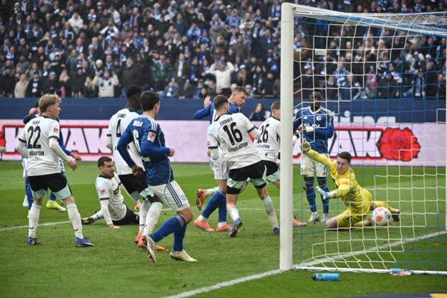 Kenan Karaman (FC Schalke 04), hinten links verd., erzielt das Tor zum 2:2, mitte Edin Dzeko (FC Schalke 04) 25.01.2026, Fussball 2. Bundesliga, Saison 2025 2026, 19. Spieltag, FC Schalke 04 - 1. FC Kaiserslautern DFL regulations prohibit any use of photographs as image sequences and or quasi-video Gelsenkirchen Veltins Arena Nordrhein Westfalen Deutschland