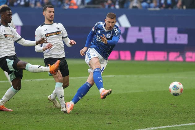 2. Bundesliga - FC Schalke 04 - 1. FC Kaiserslautern am 25.01.2026 in der Veltins-Arena auf Schalke Edin Dzeko (Schalke 10) erzielt das Tor zum 1 zu 2