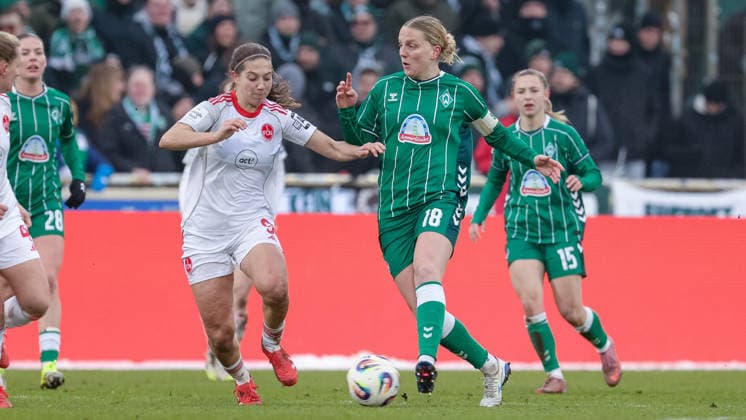 v.li.: Laura Miller (1. FC Nürnberg, 9) und Lina Hausicke (SV Werder Bremen, 18) im Zweikampf, Duell, Dynamik, Aktion, Action, Spielszene, DIE DFB-RICHTLINIEN UNTERSAGEN JEGLICHE NUTZUNG VON FOTOS ALS SEQUENZBILDER UND ODER VIDEOÄHNLICHE FOTOSTRECKEN. DFB REGULATIONS PROHIBIT ANY USE OF PHOTOGRAPHS AS IMAGE SEQUENCES AND OR QUASI-VIDEO., 25.01.2026, (), Fussball, Google Pixel Frauen-Bundesliga, SV Werder Bremen - 1. FC Nürnberg
