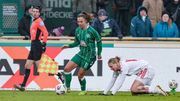 v.li.: Maja Sternad (SV Werder Bremen, 11) und Oliwia Wos (1. FC Nürnberg, 15) im Zweikampf, Duell, Dynamik, Aktion, Action, Spielszene, DIE DFB-RICHTLINIEN UNTERSAGEN JEGLICHE NUTZUNG VON FOTOS ALS SEQUENZBILDER UND ODER VIDEOÄHNLICHE FOTOSTRECKEN. DFB REGULATIONS PROHIBIT ANY USE OF PHOTOGRAPHS AS IMAGE SEQUENCES AND OR QUASI-VIDEO., 25.01.2026, (), Fussball, Google Pixel Frauen-Bundesliga, SV Werder Bremen - 1. FC Nürnberg