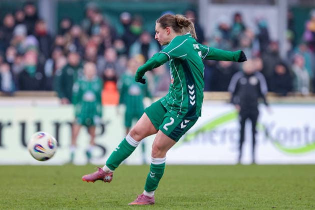 Chiara D Angelo (SV Werder Bremen, 2) beim Torschuss, schießt auf das Tor, am Ball, Aktion, Action, Spielszene,, DIE DFB-RICHTLINIEN UNTERSAGEN JEGLICHE NUTZUNG VON FOTOS ALS SEQUENZBILDER UND ODER VIDEOÄHNLICHE FOTOSTRECKEN. DFB REGULATIONS PROHIBIT ANY USE OF PHOTOGRAPHS AS IMAGE SEQUENCES AND OR QUASI-VIDEO., 25.01.2026, (), Fussball, Google Pixel Frauen-Bundesliga, SV Werder Bremen - 1. FC Nürnberg