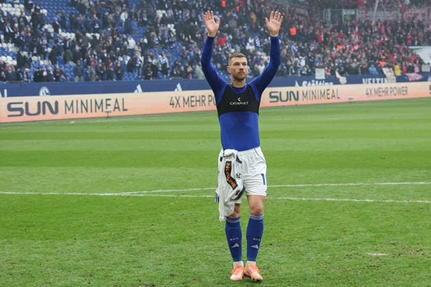 2. Bundesliga - FC Schalke 04 - 1. FC Kaiserslautern am 25.01.2026 in der Veltins-Arena auf Schalke Edin Dzeko (Schalke 10) bedankt sich bei den Fans