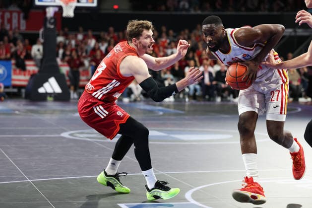 Eddy Edigin Jr. (Fitness First Wuerzburg Baskets, 27) mit Andreas Obst (FC Bayern Basketball, 13), GER, FC Bayern Basketball vs. Fitness First Wuerzburg Baskets, Basketball, easycredit Basketball Bundesliga, 17. Spieltag, Saison 2025 2026, 25.01.2026, GER, FC Bayern Basketball vs. Fitness First Wuerzburg Baskets, Basketball, easycredit Basketball Bundesliga, 17. Spieltag, Saison 2025 2026, 25.01.2026 Muenchen Copyright: xEibner-Pressefoto JennixMaulx EP_JML