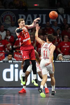 Andreas Obst (FC Bayern Basketball, 13) mit Brae Ivey (Fitness First Wuerzburg Baskets, 11), GER, FC Bayern Basketball vs. Fitness First Wuerzburg Baskets, Basketball, easycredit Basketball Bundesliga, 17. Spieltag, Saison 2025 2026, 25.01.2026, GER, FC Bayern Basketball vs. Fitness First Wuerzburg Baskets, Basketball, easycredit Basketball Bundesliga, 17. Spieltag, Saison 2025 2026, 25.01.2026 Muenchen Copyright: xEibner-Pressefoto JennixMaulx EP_JML
