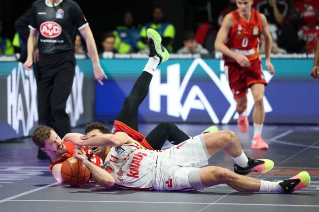 Andreas Obst (FC Bayern Basketball, 13) mit Brae Ivey (Fitness First Wuerzburg Baskets, 11) am Boden, GER, FC Bayern Basketball vs. Fitness First Wuerzburg Baskets, Basketball, easycredit Basketball Bundesliga, 17. Spieltag, Saison 2025 2026, 25.01.2026, GER, FC Bayern Basketball vs. Fitness First Wuerzburg Baskets, Basketball, easycredit Basketball Bundesliga, 17. Spieltag, Saison 2025 2026, 25.01.2026 Muenchen Copyright: xEibner-Pressefoto JennixMaulx EP_JML