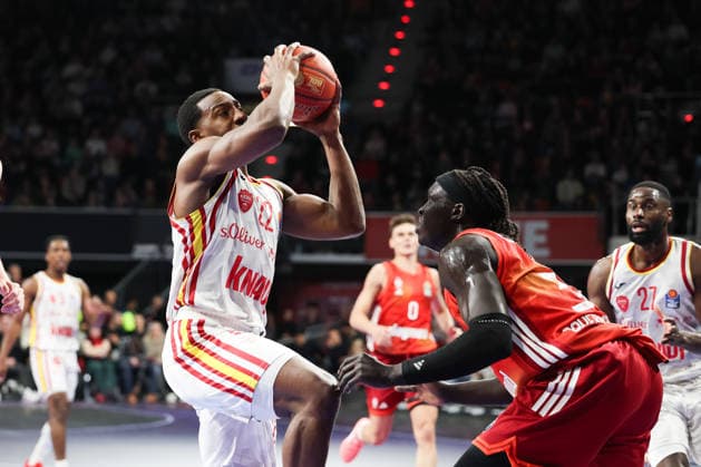 Jonathan Stove (Fitness First Wuerzburg Baskets, 22) mit Wenyen Gabriel (FC Bayern Basketball, 32), GER, FC Bayern Basketball vs. Fitness First Wuerzburg Baskets, Basketball, easycredit Basketball Bundesliga, 17. Spieltag, Saison 2025 2026, 25.01.2026, GER, FC Bayern Basketball vs. Fitness First Wuerzburg Baskets, Basketball, easycredit Basketball Bundesliga, 17. Spieltag, Saison 2025 2026, 25.01.2026 Muenchen Copyright: xEibner-Pressefoto JennixMaulx EP_JML