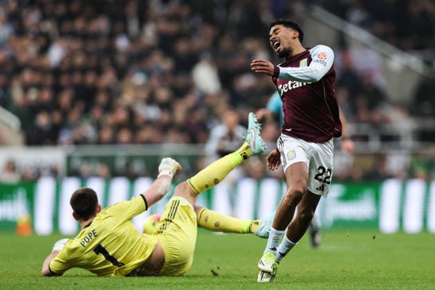 Newcastle Upon Tyne, England, 25th January 2026. Nick Pope of Newcastle United tackles Ian Maatsen of Aston Villa during the Newcastle United vs Aston Villa Premier League match at St. James Park, Newcastle Upon Tyne. Picture credit should read: Nigel Roddis Sportimage EDITORIAL USE ONLY. No use with unauthorised audio, video, data, fixture lists, club league logos or live services. Online in-match use limited to 120 images, no video emulation. No use in betting, games or single club league player publications. SPI_032_NR_NEW_vs_AVL SPI-4479-0032