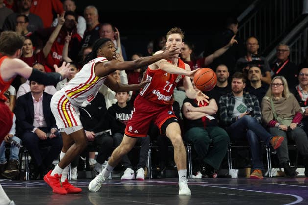 Justuz Hollatz (FC Bayern Basketball, 21) mit Marcus Carr (Fitness First Wuerzburg Baskets, 05), GER, FC Bayern Basketball vs. Fitness First Wuerzburg Baskets, Basketball, easycredit Basketball Bundesliga, 17. Spieltag, Saison 2025 2026, 25.01.2026, GER, FC Bayern Basketball vs. Fitness First Wuerzburg Baskets, Basketball, easycredit Basketball Bundesliga, 17. Spieltag, Saison 2025 2026, 25.01.2026 Muenchen Copyright: xEibner-Pressefoto JennixMaulx EP_JML