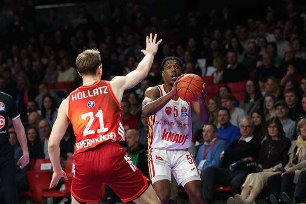 Justuz Hollatz (FC Bayern Basketball, 21) mit Marcus Carr (Fitness First Wuerzburg Baskets, 05), GER, FC Bayern Basketball vs. Fitness First Wuerzburg Baskets, Basketball, easycredit Basketball Bundesliga, 17. Spieltag, Saison 2025 2026, 25.01.2026, GER, FC Bayern Basketball vs. Fitness First Wuerzburg Baskets, Basketball, easycredit Basketball Bundesliga, 17. Spieltag, Saison 2025 2026, 25.01.2026 Muenchen Copyright: xEibner-Pressefoto JennixMaulx EP_JML