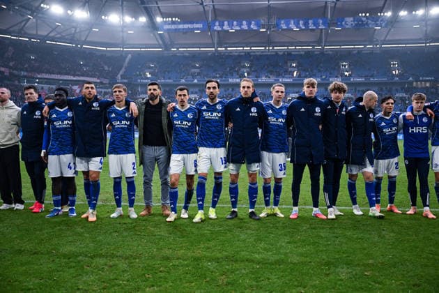 25.01.2026, Fussball, 2. Bundesliga, Saison 2025 2026, 19. Spieltag, FC Schalke 04 - 1. FC Kaiserslautern, Die Spieler des FC Schalke 04 gehen zu den Fans, xRHR-FOTO YYx