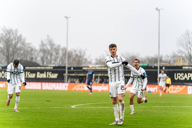 25.01.2026, xdaymx, Fussball 2.Bundesliga, SV Elversberg - VfL Bochum Torschütze zum 1:1 Lukas Petkov (Elversberg) lässt sich von seinen Teammitgliedern feiern (DFL DFB REGULATIONS PROHIBIT ANY USE OF PHOTOGRAPHS as IMAGE SEQUENCES and or QUASI-VIDEO) Elversberg