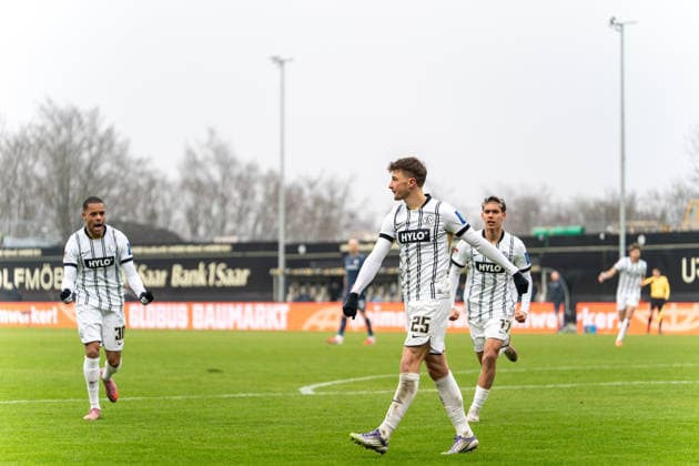 25.01.2026, xdaymx, Fussball 2.Bundesliga, SV Elversberg - VfL Bochum Torschütze zum 1:1 Lukas Petkov (Elversberg) lässt sich von seinen Teammitgliedern feiern (DFL DFB REGULATIONS PROHIBIT ANY USE OF PHOTOGRAPHS as IMAGE SEQUENCES and or QUASI-VIDEO) Elversberg