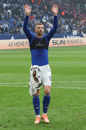 2. Bundesliga - FC Schalke 04 - 1. FC Kaiserslautern am 25.01.2026 in der Veltins-Arena auf Schalke Edin Dzeko (Schalke 10) bedankt sich bei den Fans