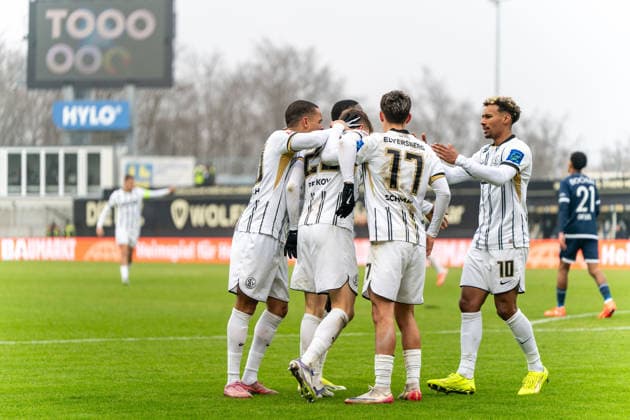 25.01.2026, xdaymx, Fussball 2.Bundesliga, SV Elversberg - VfL Bochum Torschütze zum 1:1 Lukas Petkov (Elversberg) lässt sich von seinen Teammitgliedern feiern (DFL DFB REGULATIONS PROHIBIT ANY USE OF PHOTOGRAPHS as IMAGE SEQUENCES and or QUASI-VIDEO) Elversberg