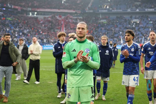 25.01.2026, xrekx, Fussball 2.Bundesliga, FC Schalke 04 - 1.FC Kaiserslautern v.l. Loris Karius (FC Schalke 04) bedankt bedanken sich bei den Fans, the player thanks the fans for their support (DFL DFB REGULATIONS PROHIBIT ANY USE OF PHOTOGRAPHS as IMAGE SEQUENCES and or QUASI-VIDEO) Gelsenkirchen