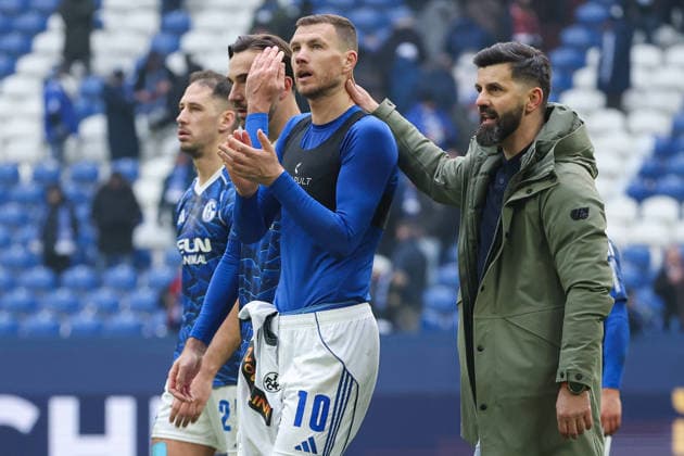 2. Bundesliga - FC Schalke 04 - 1. FC Kaiserslautern am 25.01.2026 in der Veltins-Arena auf Schalke Trainer Miron Muslic (Schalke) und Edin Dzeko (Schalke 10) nach dem Schlusspfiff